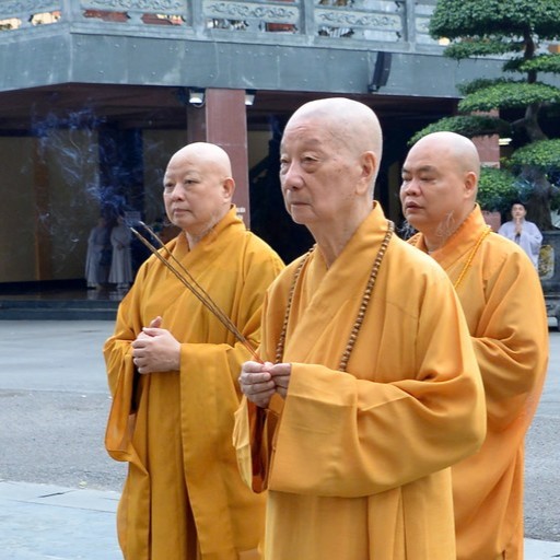 Đức Pháp chủ GHPGVN dâng hương trước tháp Đa Bảo - nơi tôn trí xá-lợi Trái tim Bồ-tát Thích Quảng Đức